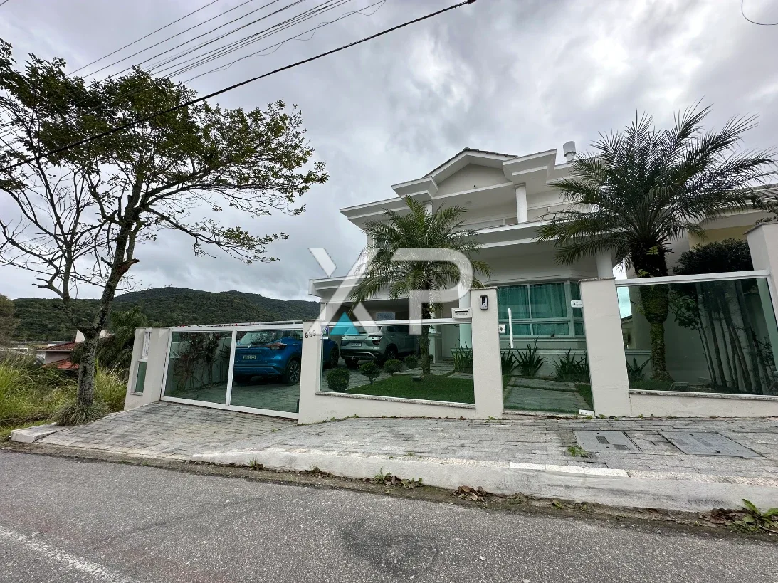Casa na Pedra Branca com 3 suítes, 386m2, 4 vagas de garagem