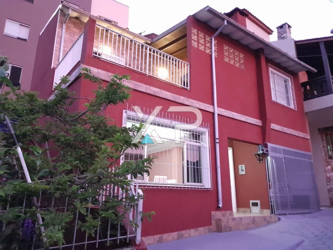 Casa na Agronômica com 3 quartos sendo 2 suítes