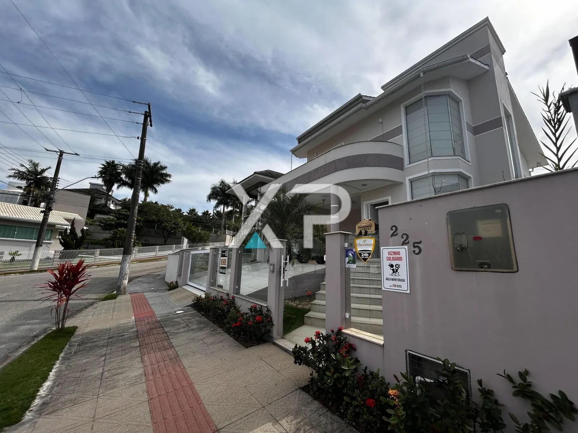 Casa na Pedra Branca a venda com 4 quartos sendo 1 suíte, 3 banheiros e 2 vagas de garagem