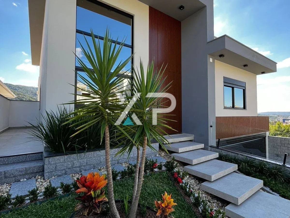 Linda Casa com Acabamento Impecável na Pedra Branca