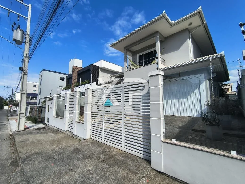 Casa de 3 Dormitórios em ótima localização no Pagani