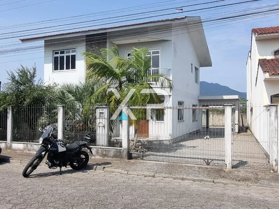 Casa no Centro de Palhoça à venda com 4 dormitórios | XP2461