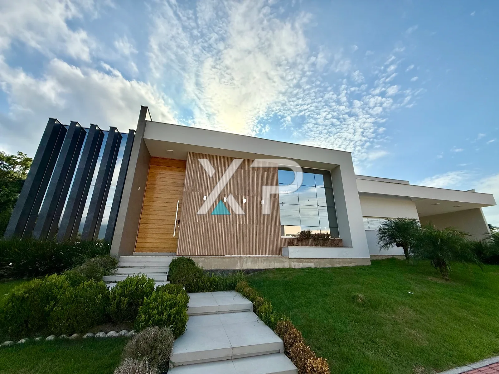 Casa de alto padrão com arquitetura sofisticada